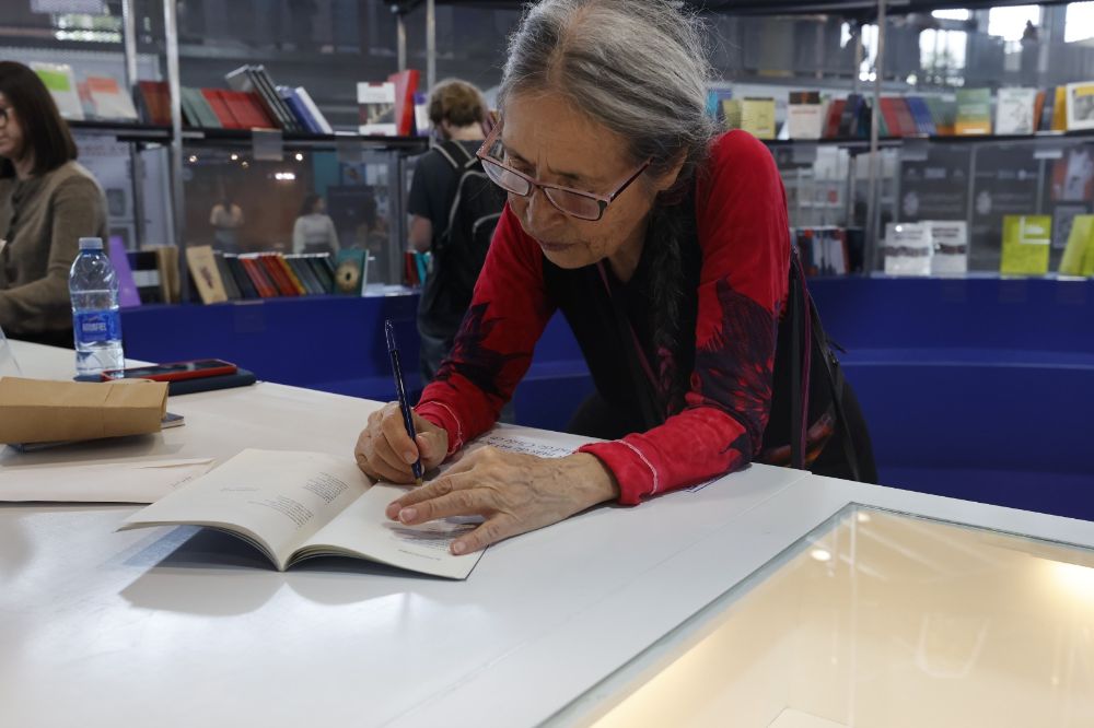 Cecilia Vicuña firmó los ejemplares de ambos libros al finalizar el lanzamiento.